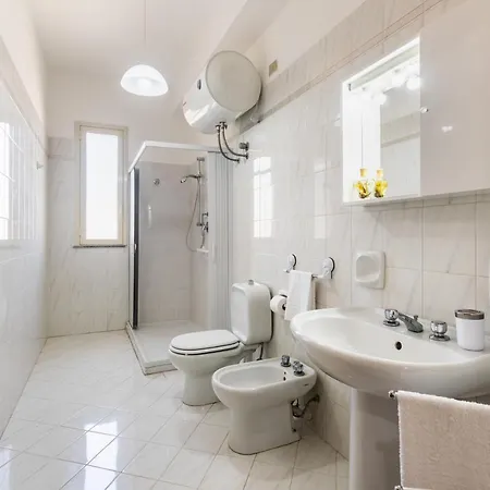 Maravola On The Beach, Parking & Wifi Holiday home *